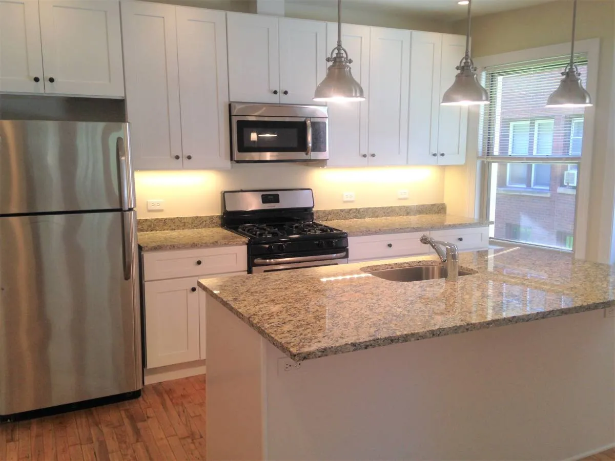 525 W. Cornelia / 520 W. Stratford Apartments