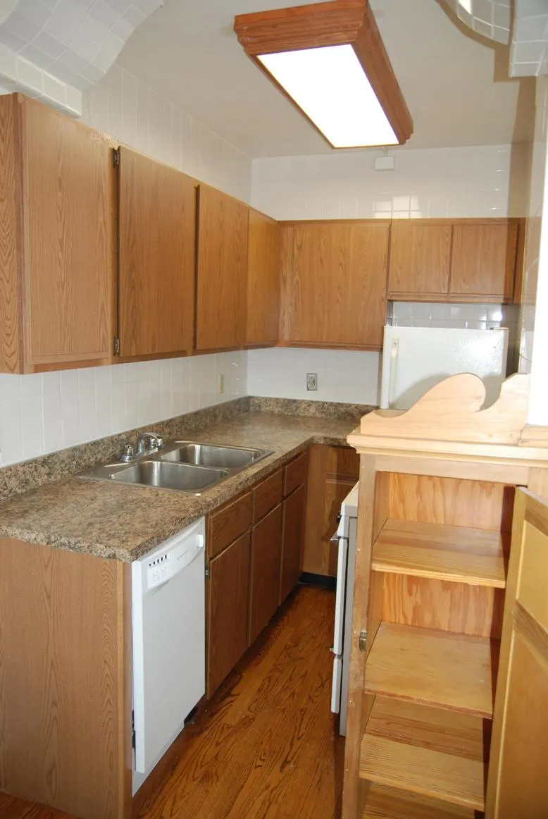 644 West Surf Apartments