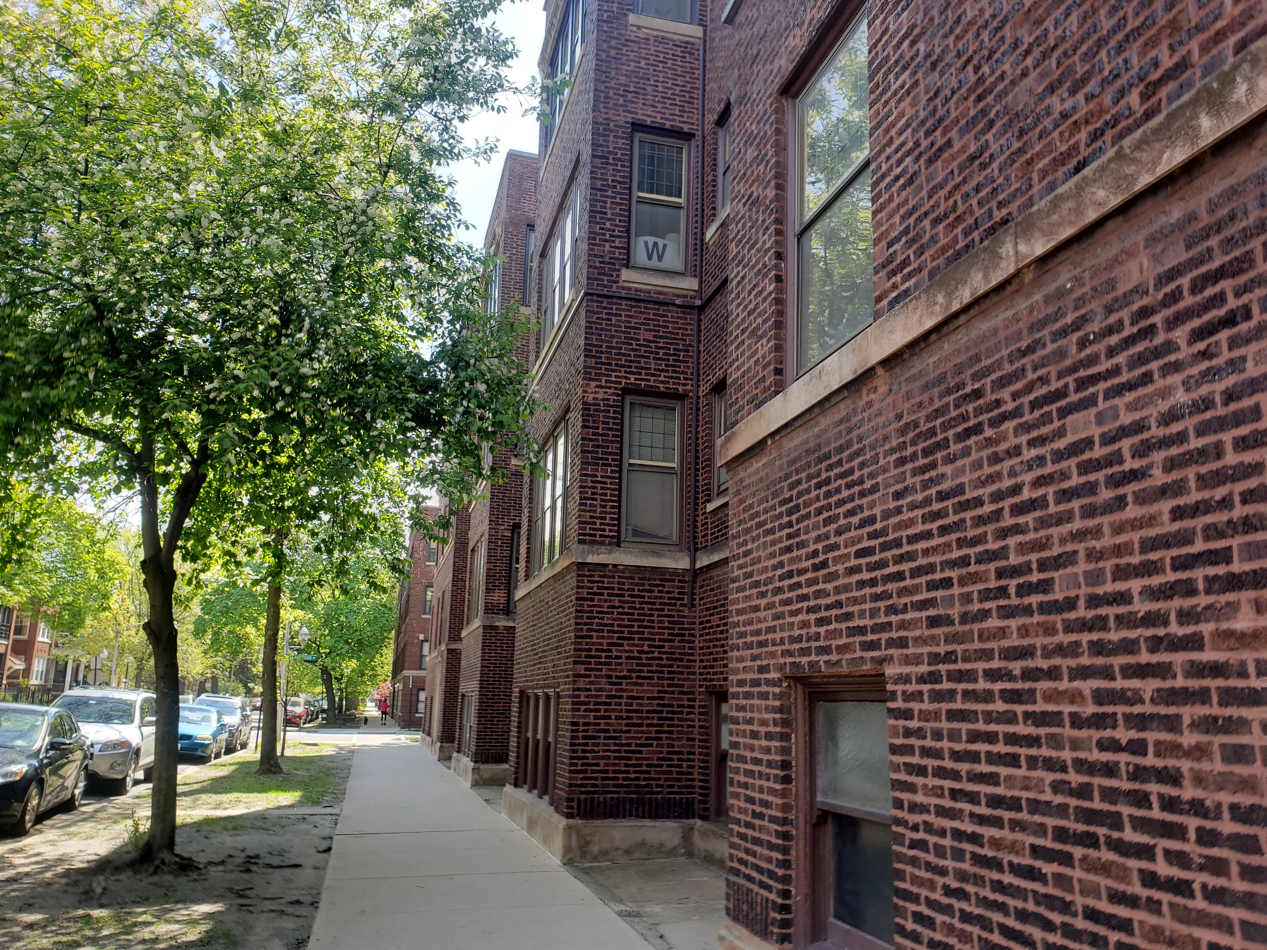 1301 W. Roscoe Street Apartments