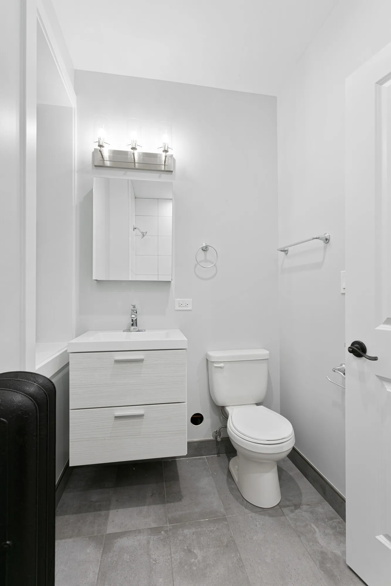 Bathroom The Villages of Eastlake #7736 Apartments in Rogers Park, Chicago