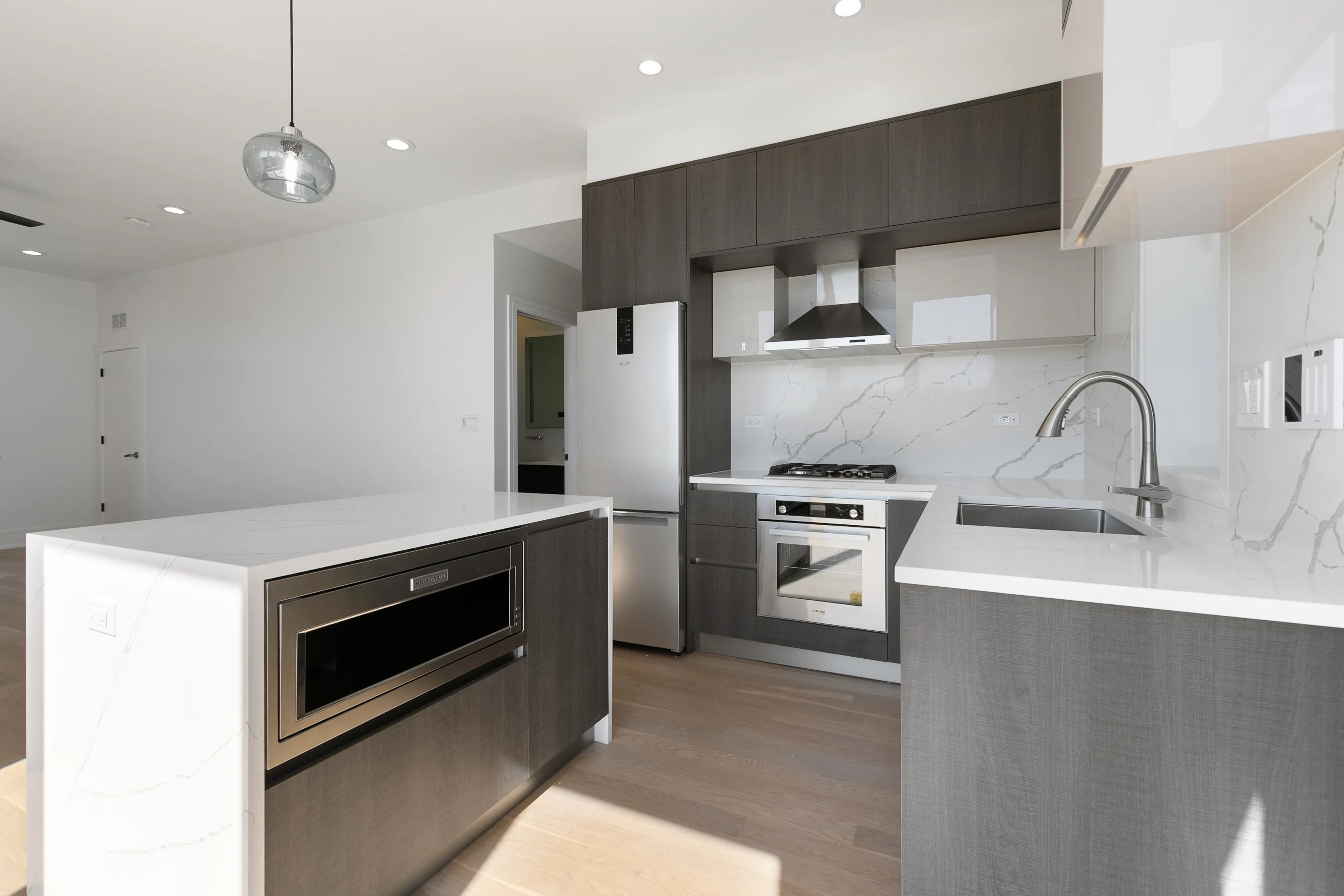 island at The Eastlake Apartments in Rogers Park, Chicago