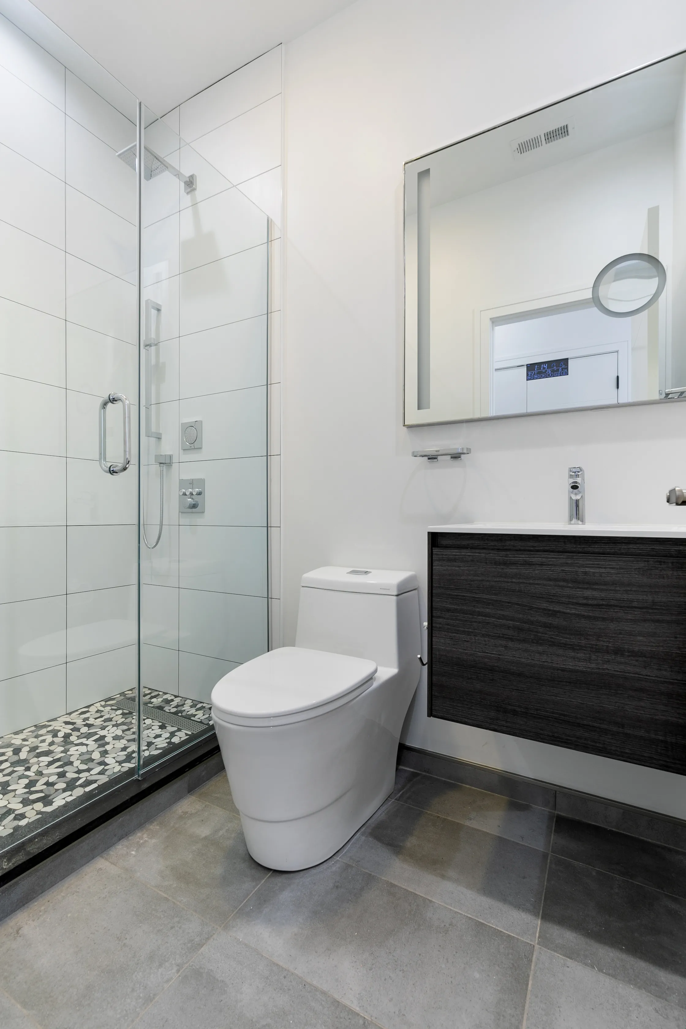 bathroom at The Eastlake Apartments in Rogers Park, Chicago