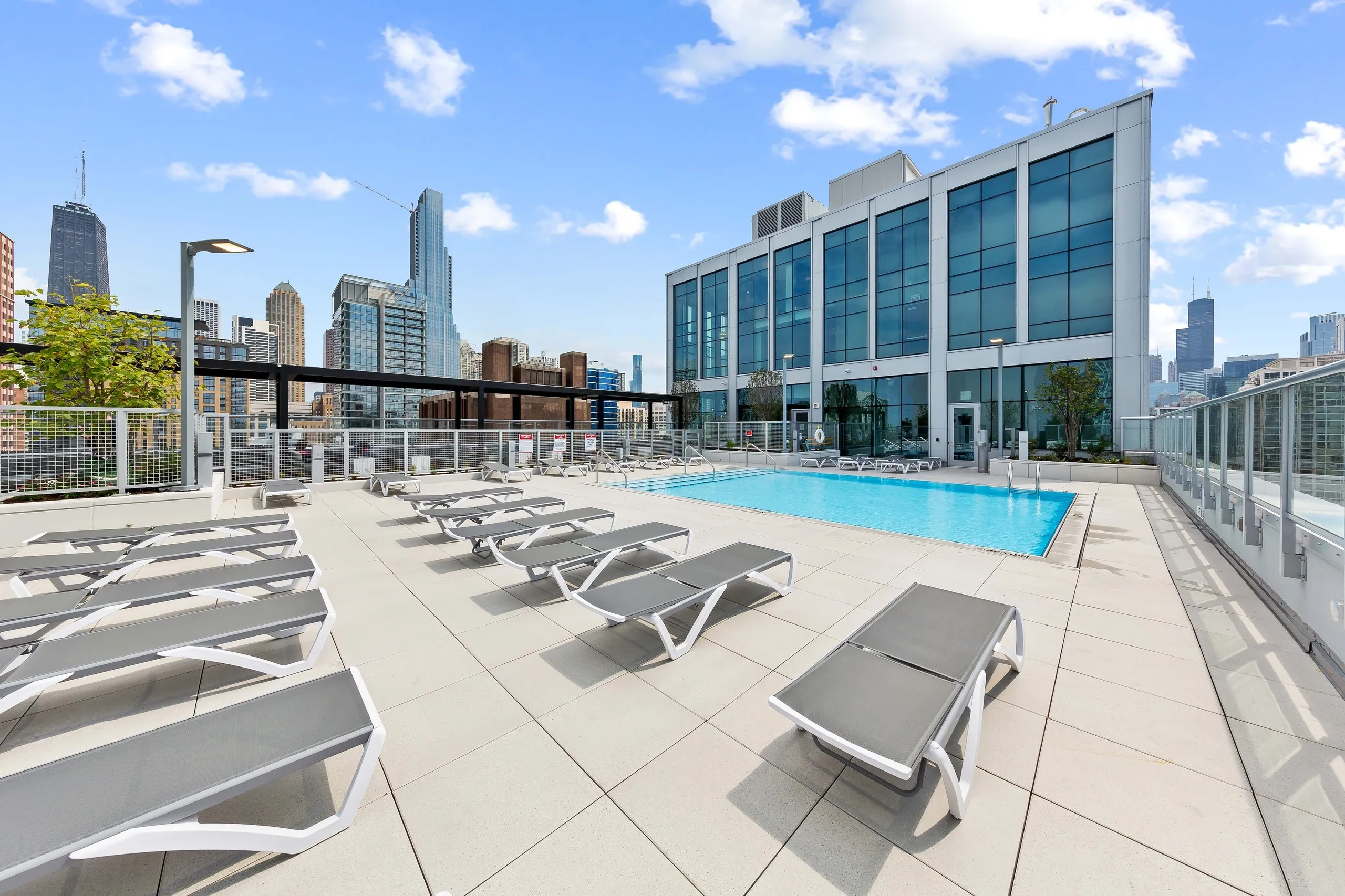 AMLI 808 Apartments in River North, Chicago