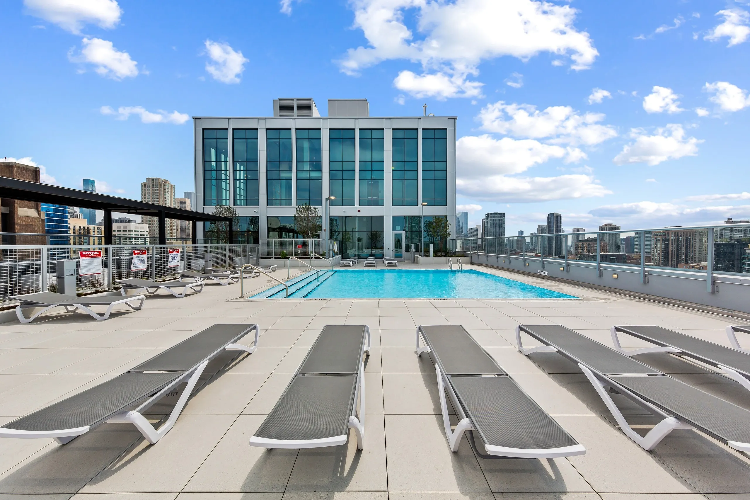 AMLI 808 Apartments in River North, Chicago