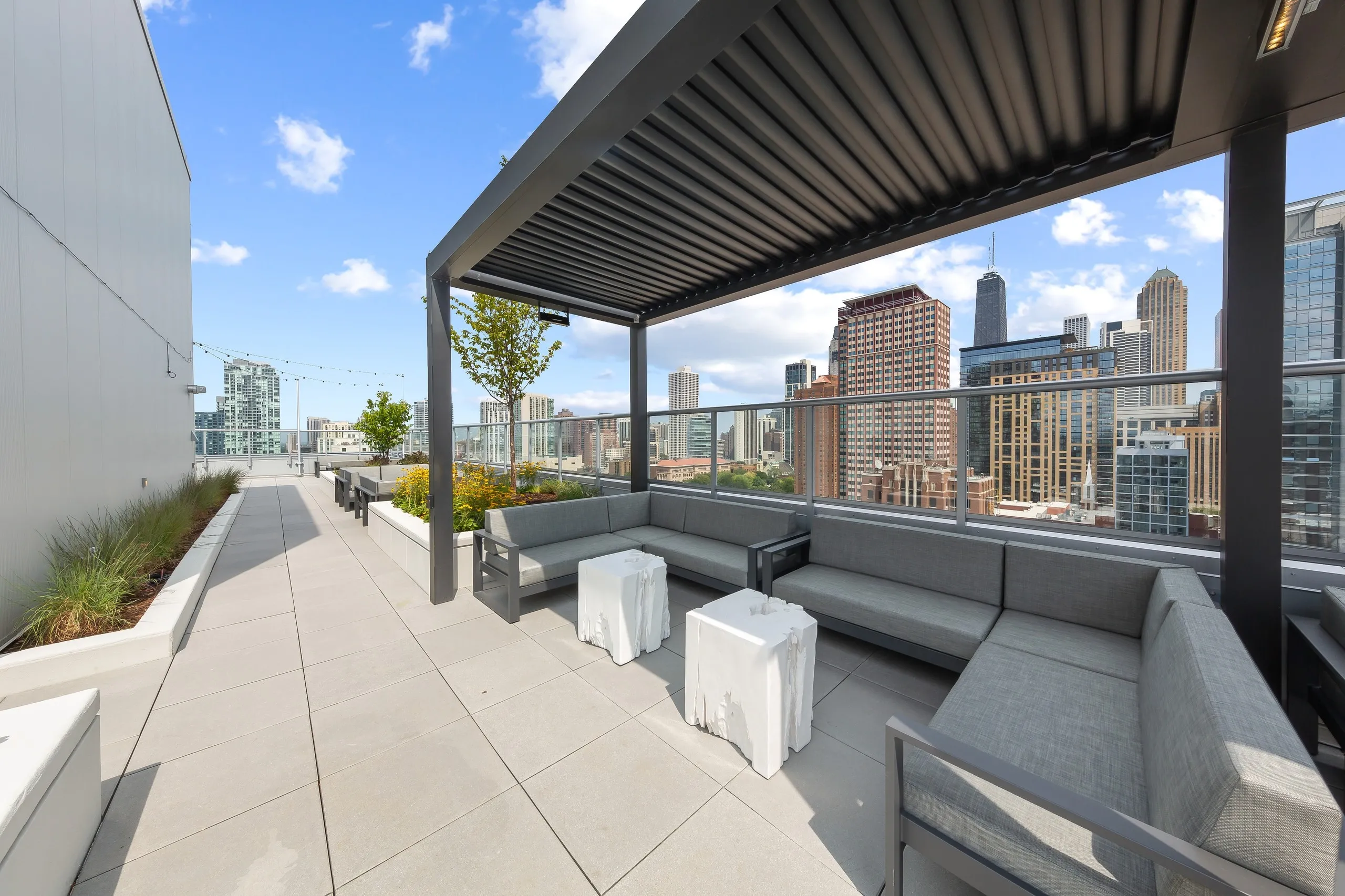 AMLI 808 Apartments in River North, Chicago