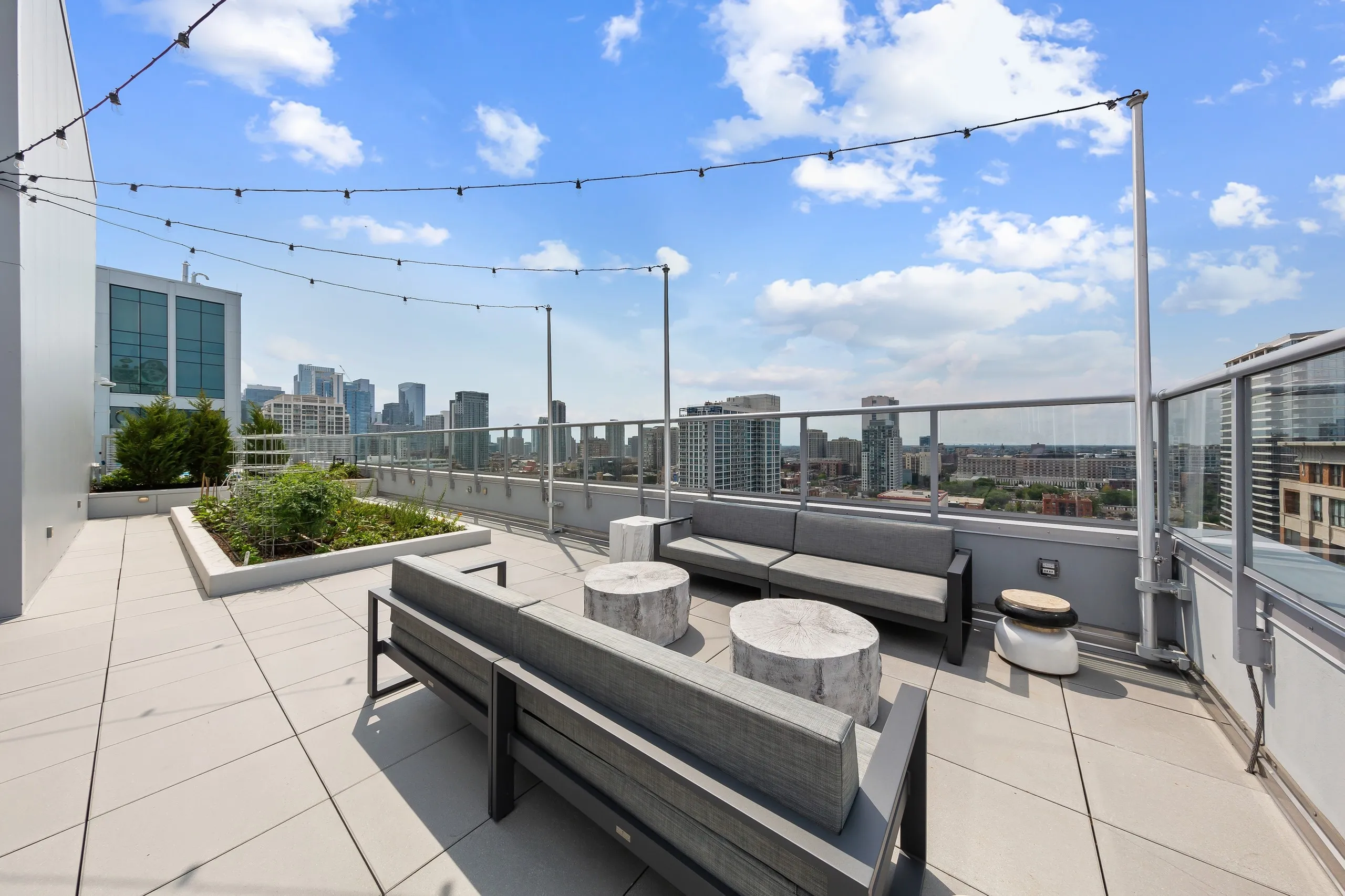 AMLI 808 Apartments in River North, Chicago