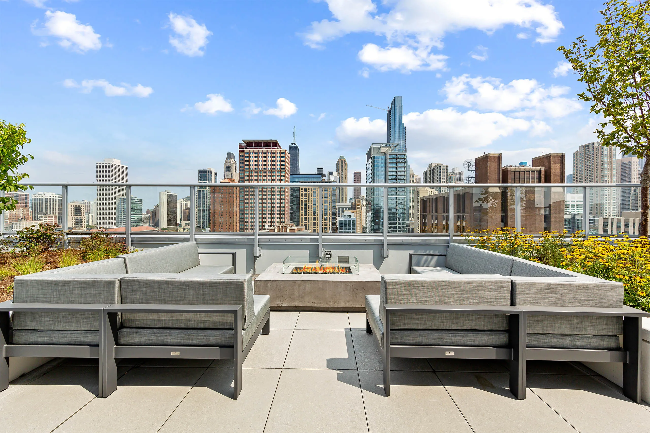 AMLI 808 Apartments in River North, Chicago