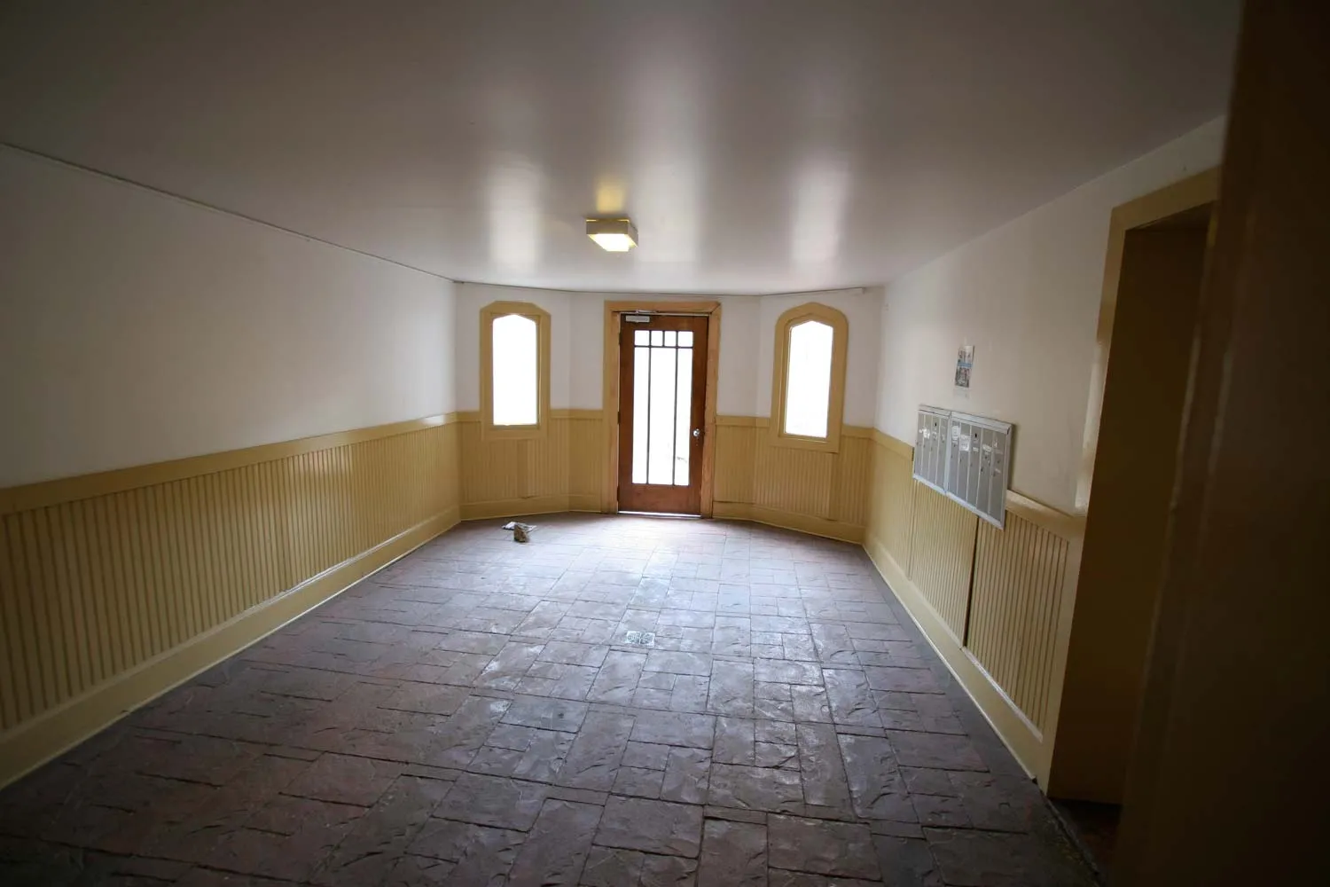 925 E 46th Street Apartments