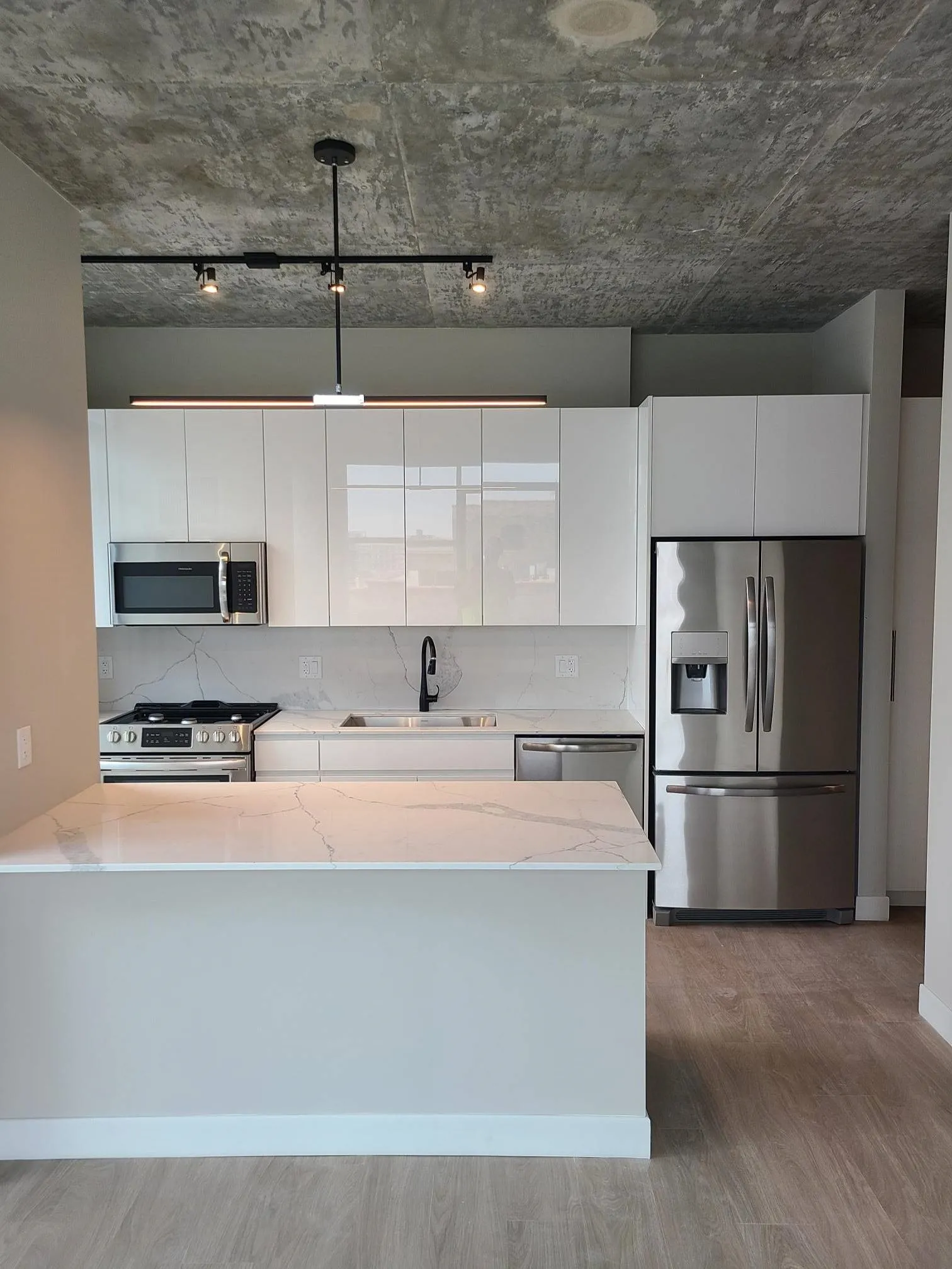 AMLI 808 Apartments in River North, Chicago