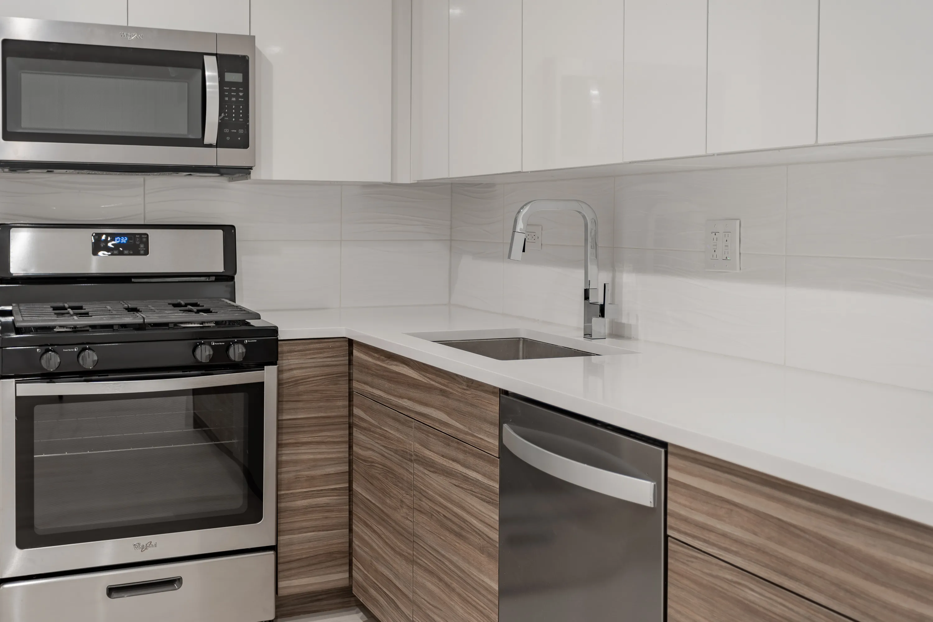  Contemporary Faucet and Backsplash