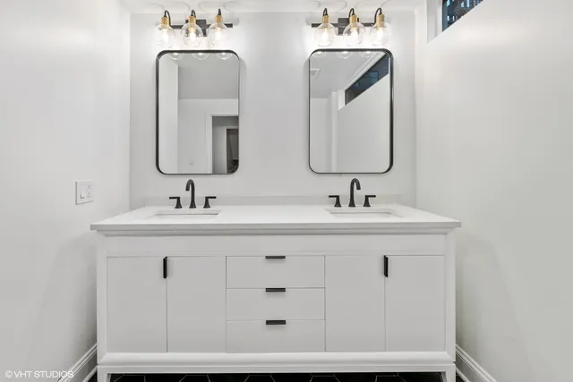 1014 W OAKDALE AVE 60657-1014 W Oakdale-Chicago-IL