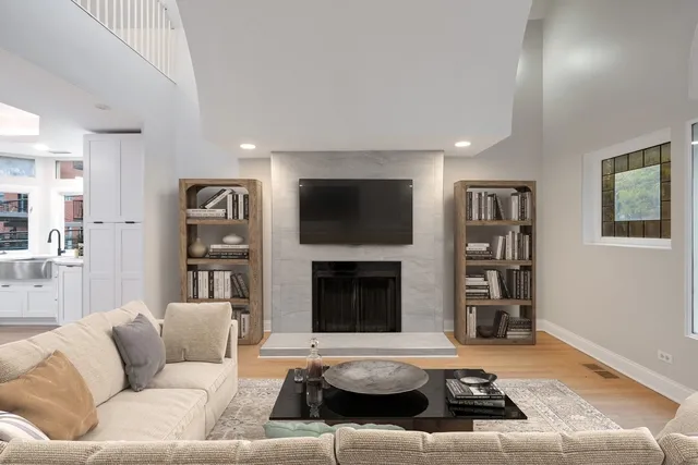 1014 W OAKDALE AVE 60657-1014 W Oakdale-Chicago-IL