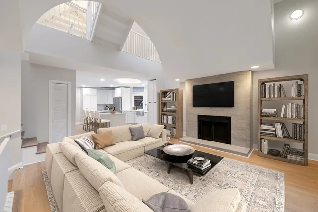 1014 W OAKDALE AVE 60657-1014 W Oakdale-Chicago-IL