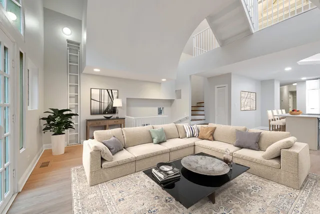 1014 W OAKDALE AVE 60657-1014 W Oakdale-Chicago-IL