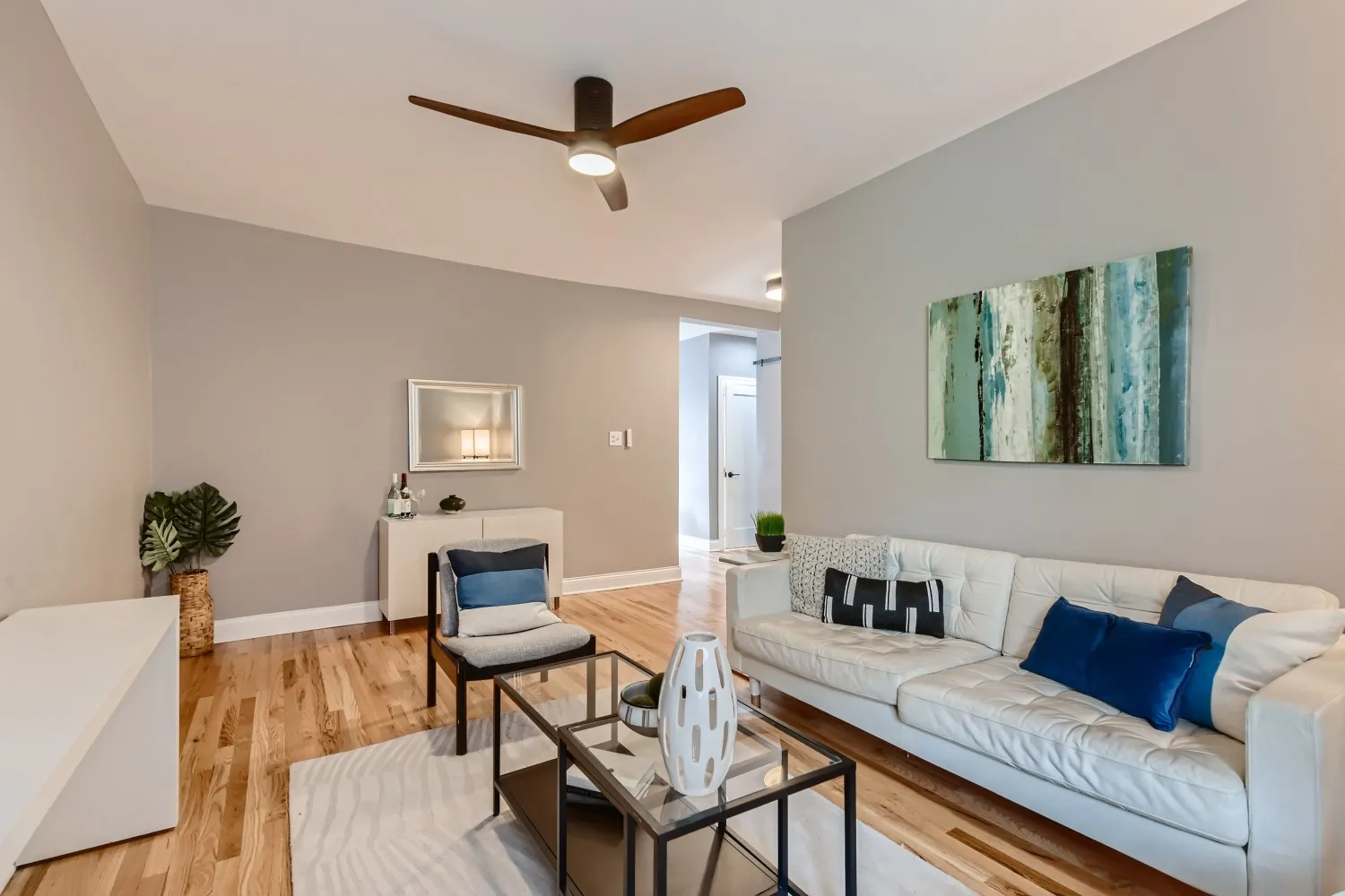 629 W Cornelia Apartments for Rent Chicago Domu