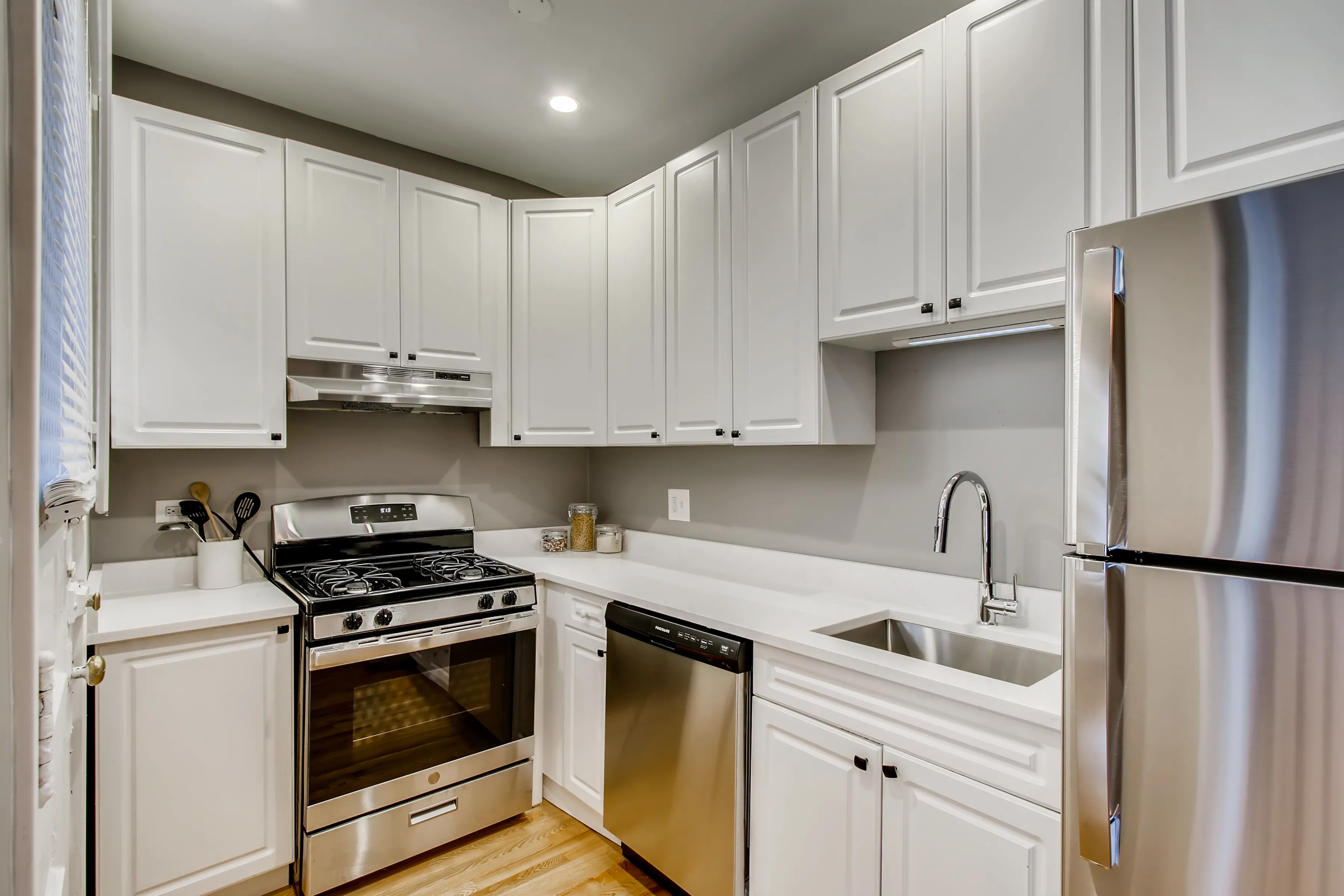 629 W. Cornelia Apartments