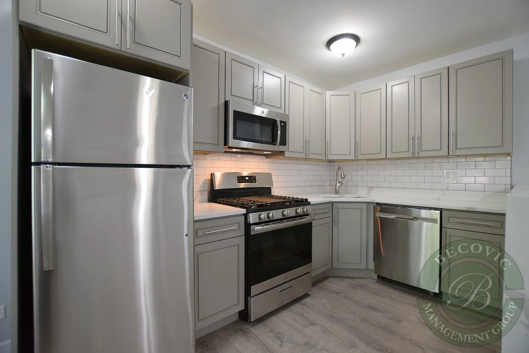 1521 West Sherwin Apartments