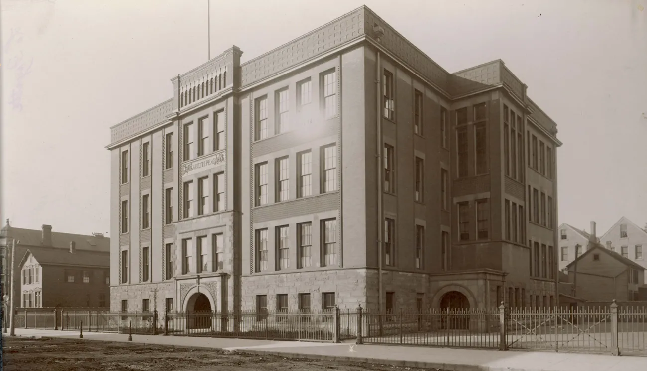 Peabody School Apartments in Noble Square Chciago