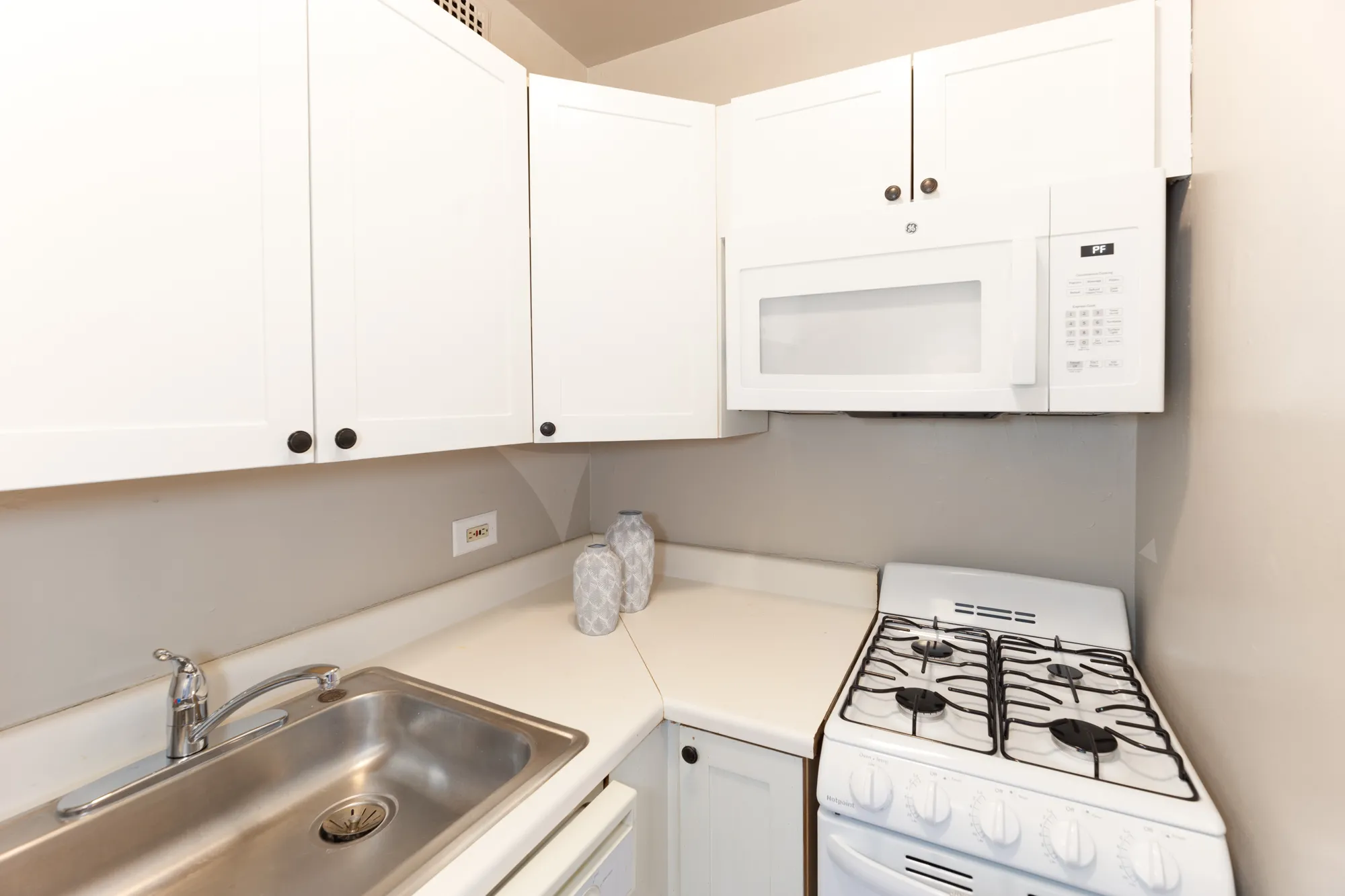 443 Wrightwood Apartments