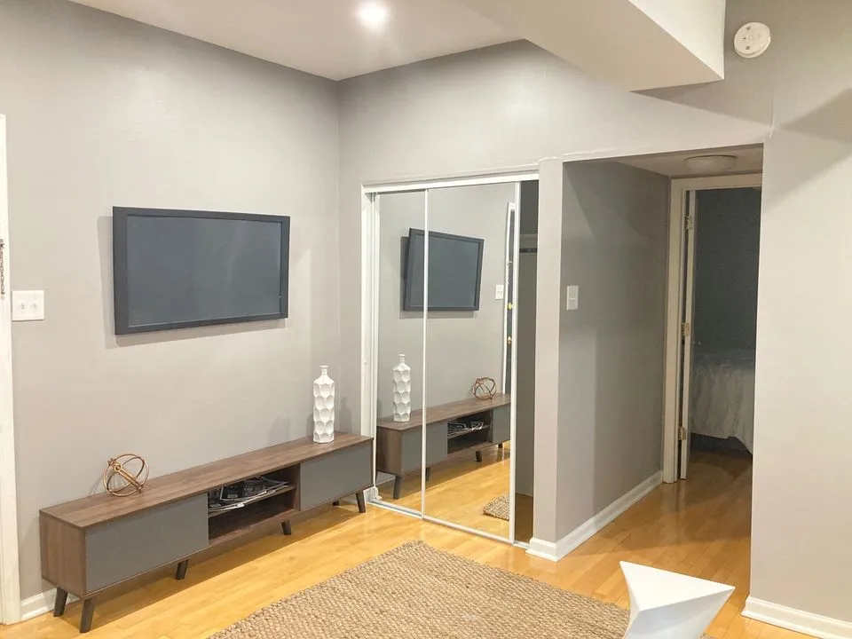 5516 N Kenmore Apartments