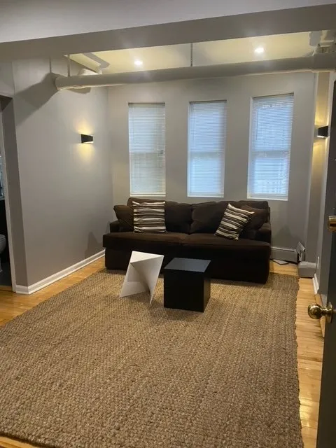 5516 N Kenmore Apartments