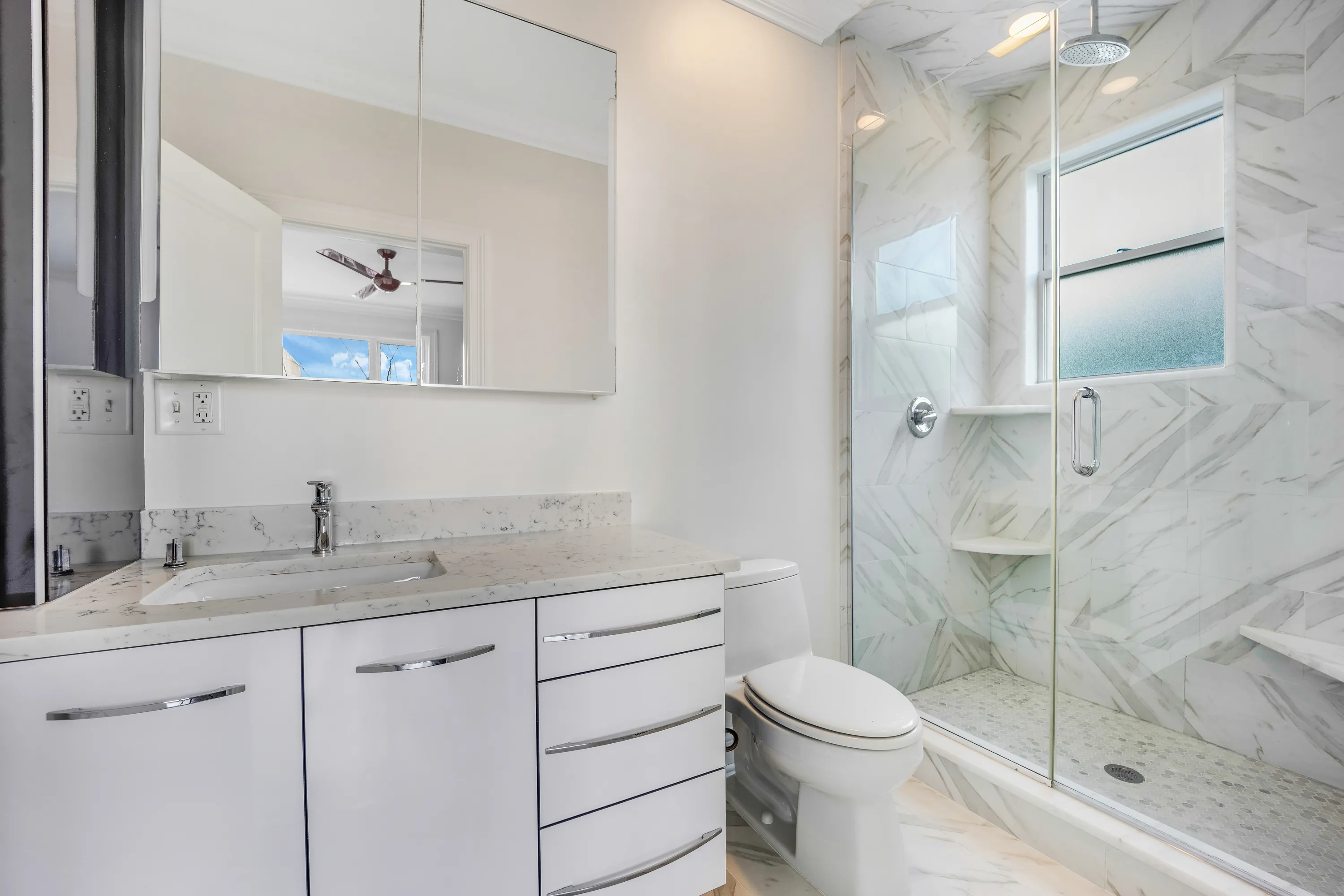 bathroom at 1317 W 18th Place Apartments in Pilsen, Chicago