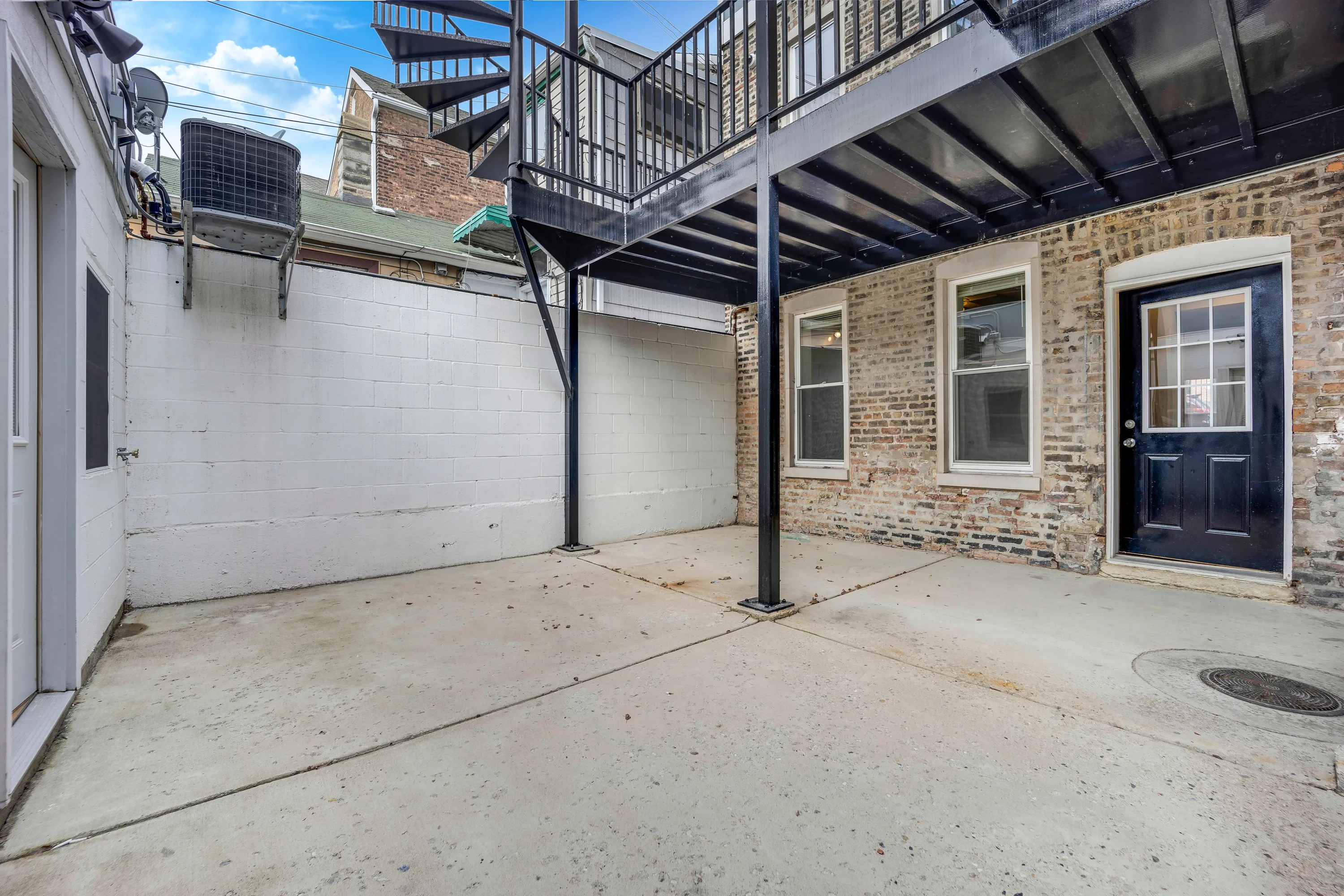 parkinig at 1317 W 18th Place Apartments in Pilsen, Chicago