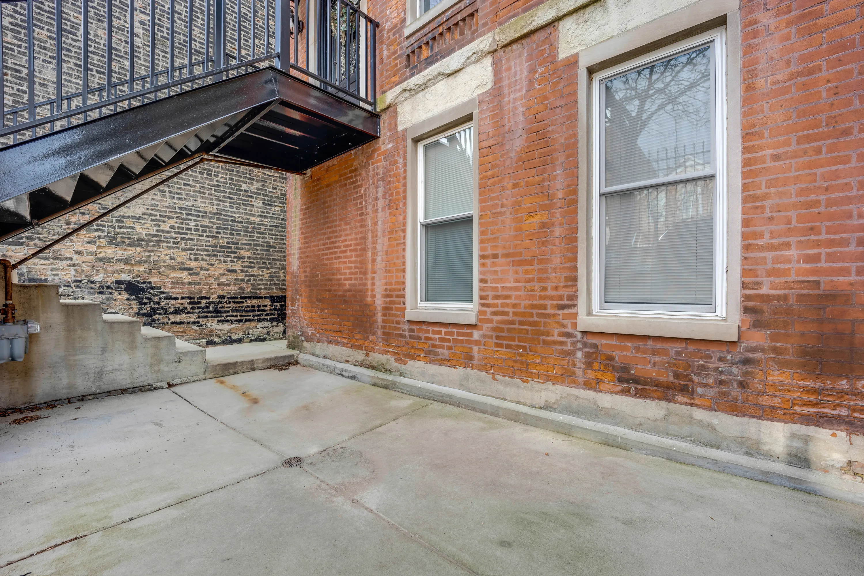 back deck at 1317 W 18th Place Apartments in Pilsen, Chicago