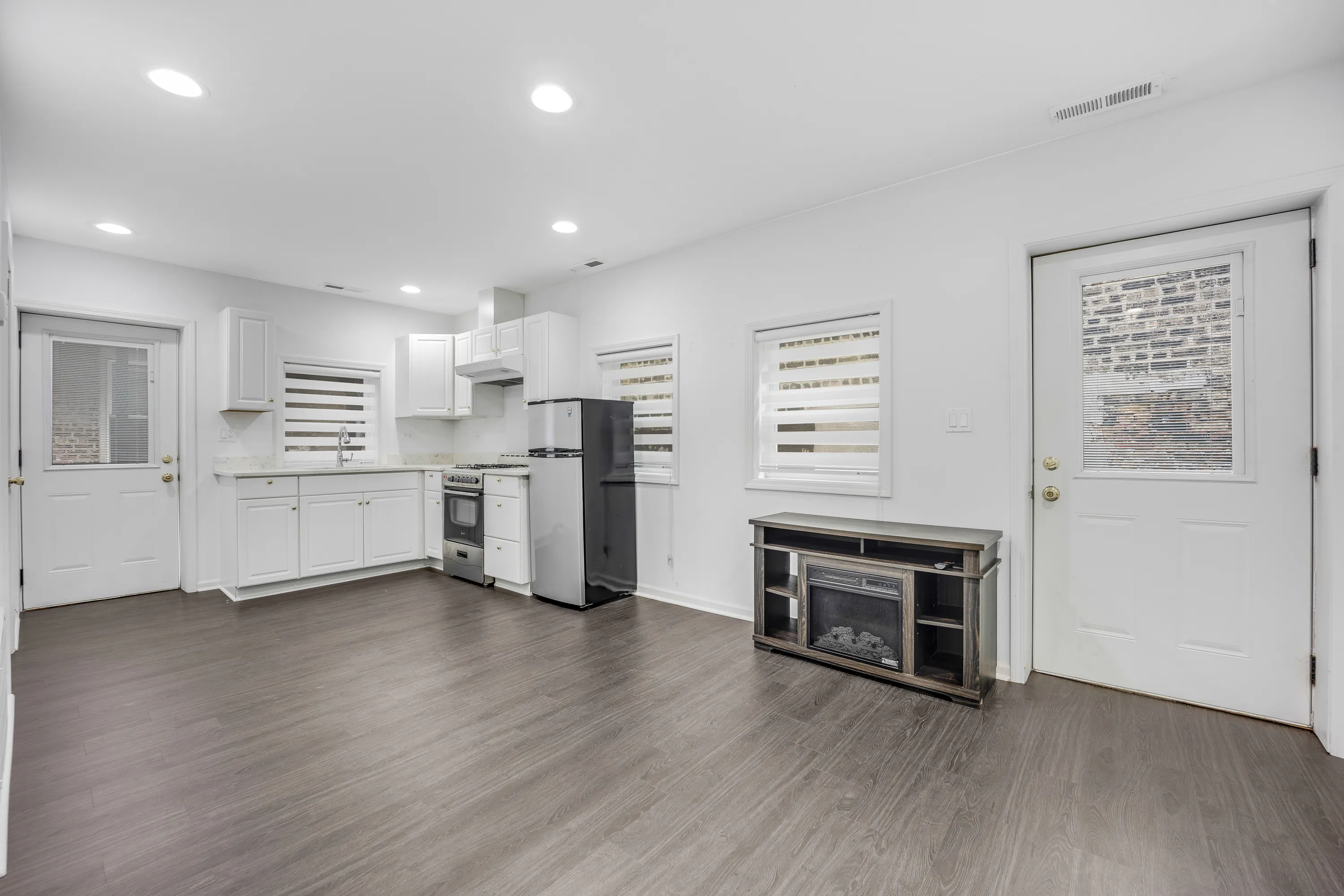 firepalce at 1317 W 18th Place Apartments in Pilsen, Chicago