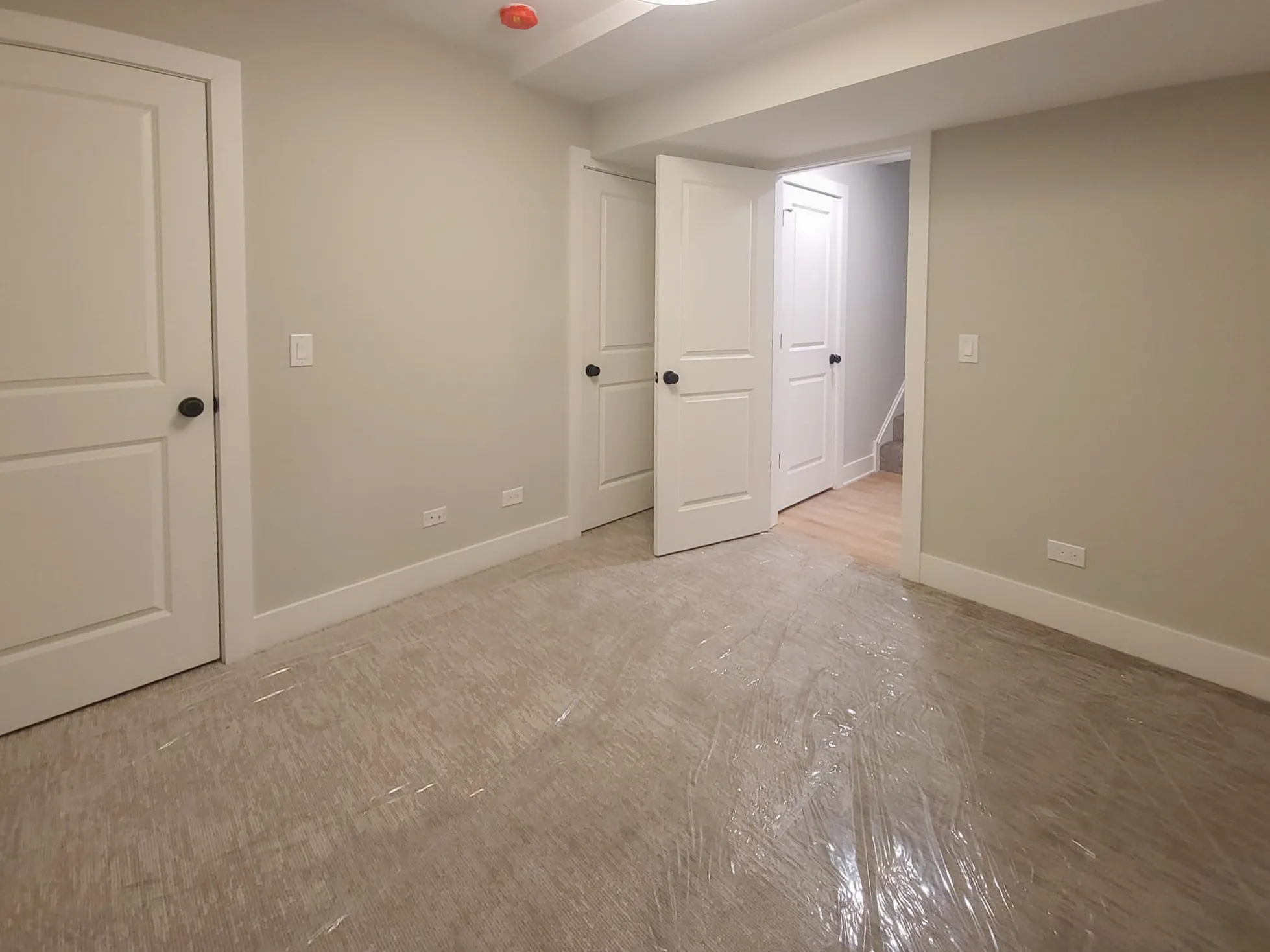 extra room at 2020 West Montrose Apartments in Ravenswood, Chicago