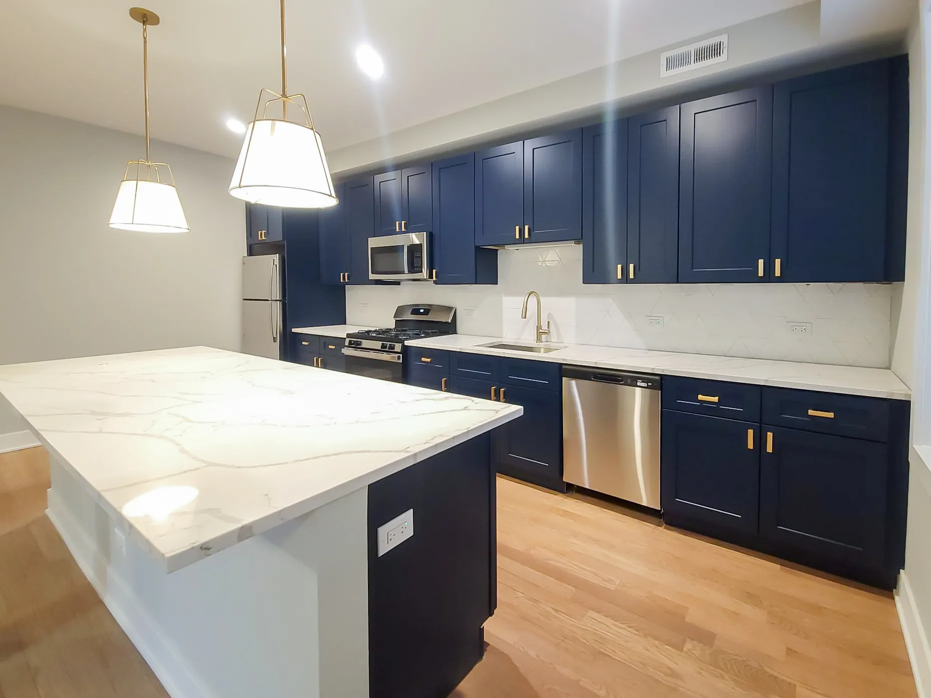 kicthen island at 2020 West Montrose Apartments in Ravenswood, Chicago