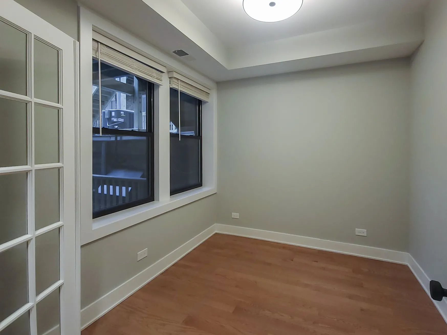 windwos at 2020 West Montrose Apartments in Ravenswood, Chicago