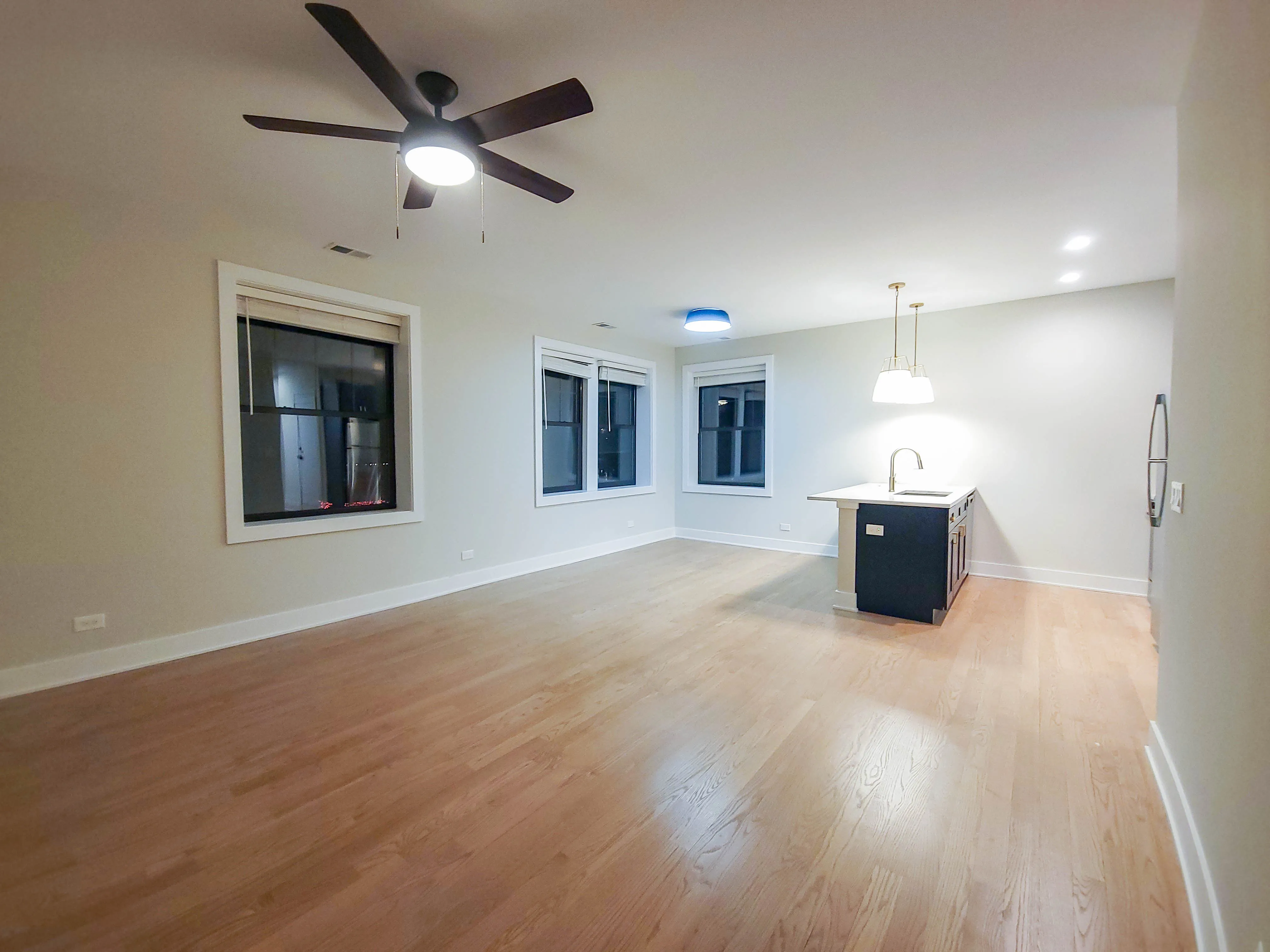 2020 West Montrose Apartments in Ravenswood, Chicago