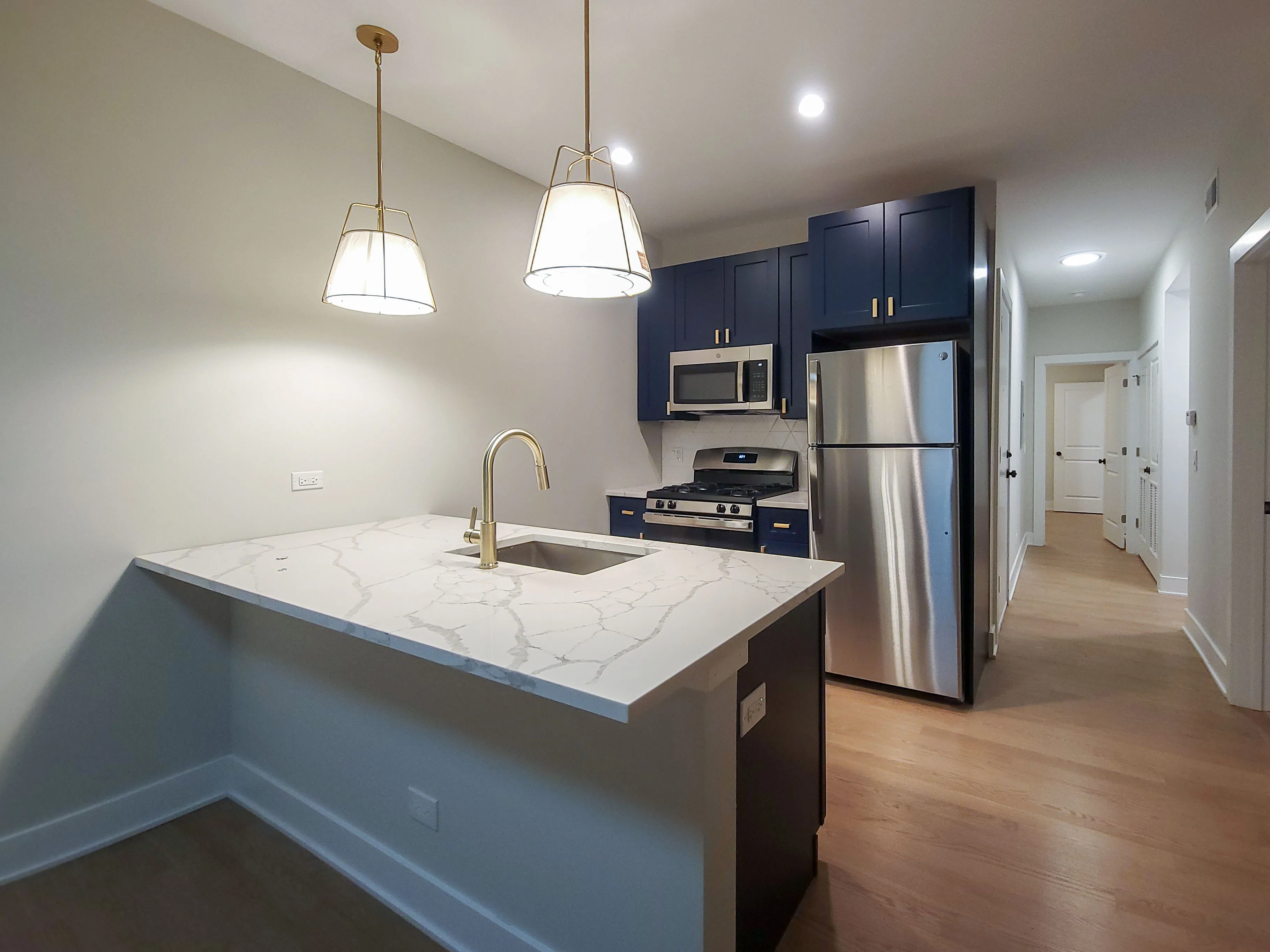 2020 West Montrose Apartments in Ravenswood, Chicago