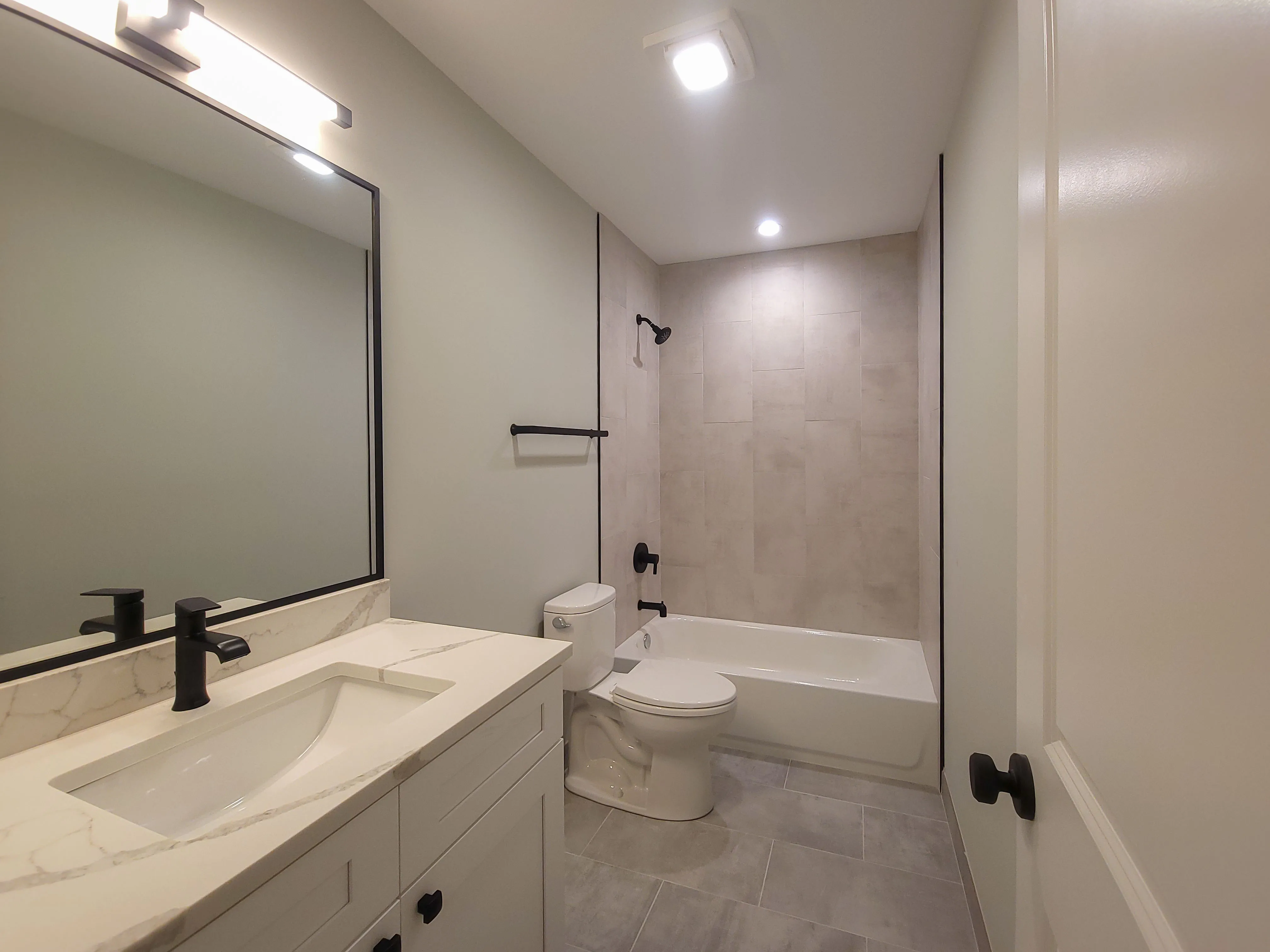 2020 West Montrose Apartments in Ravenswood, Chicago