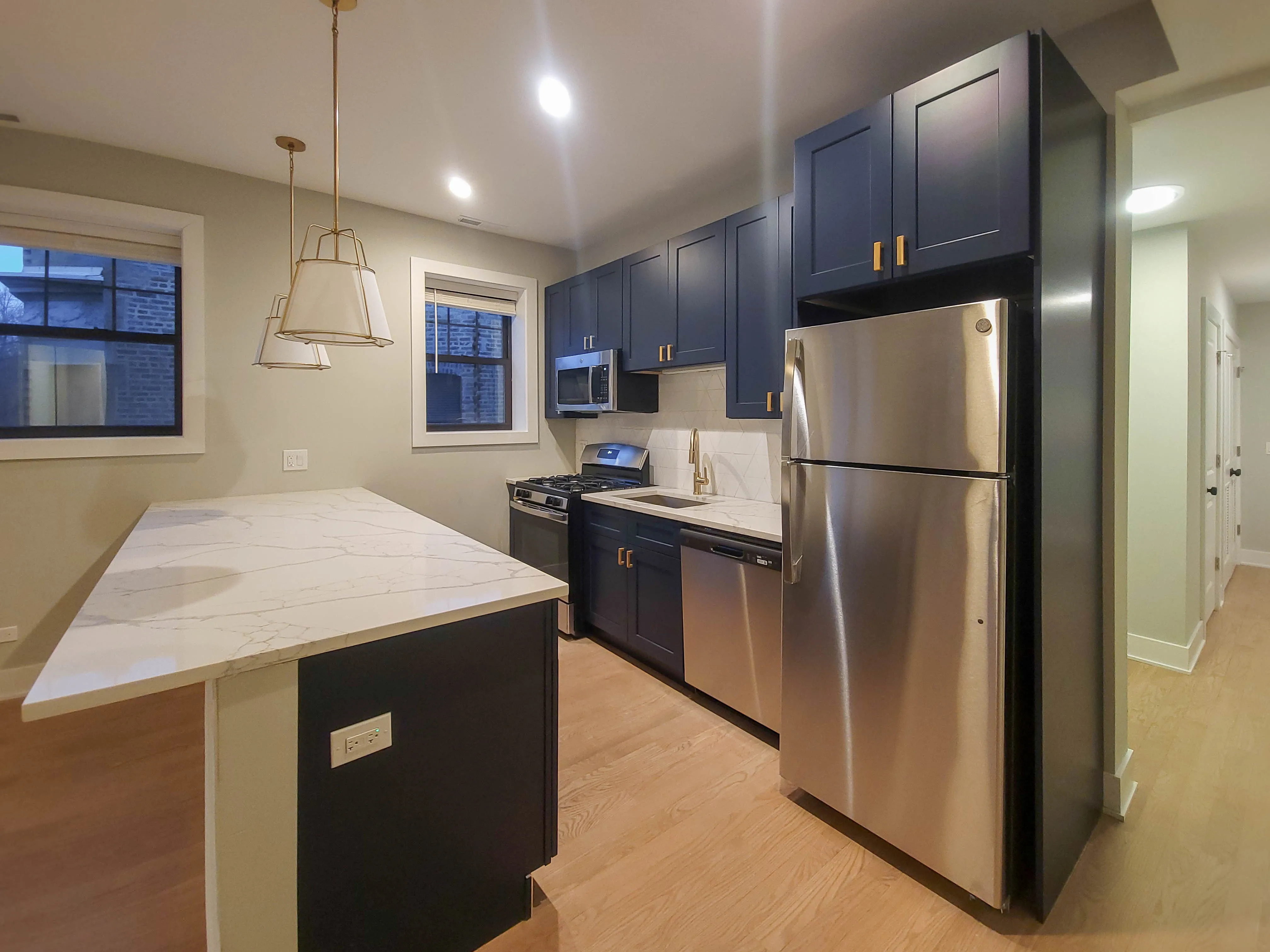 2020 West Montrose Apartments in Ravenswood, Chicago