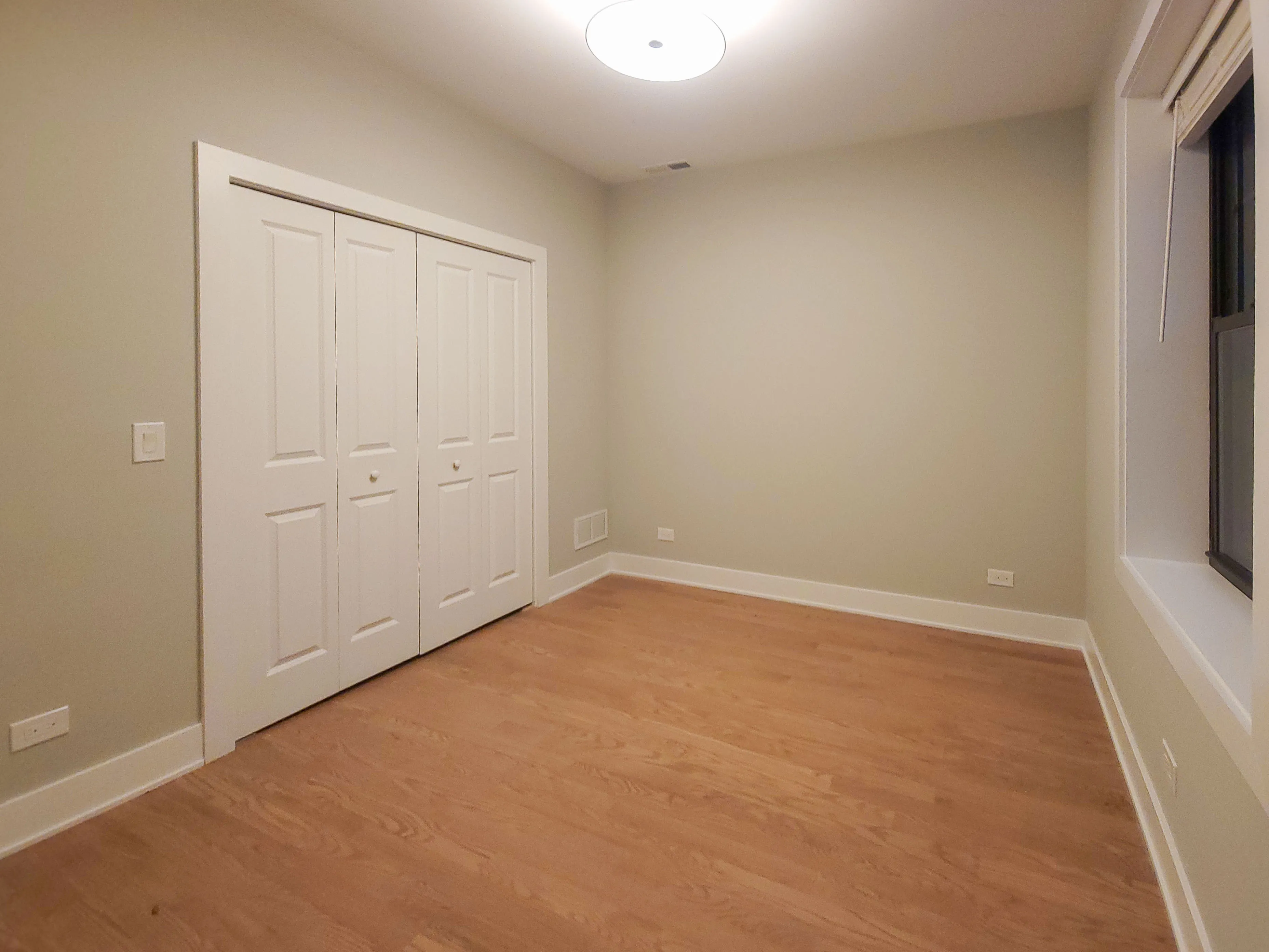 room at 2020 West Montrose Apartments in Ravenswood, Chicago