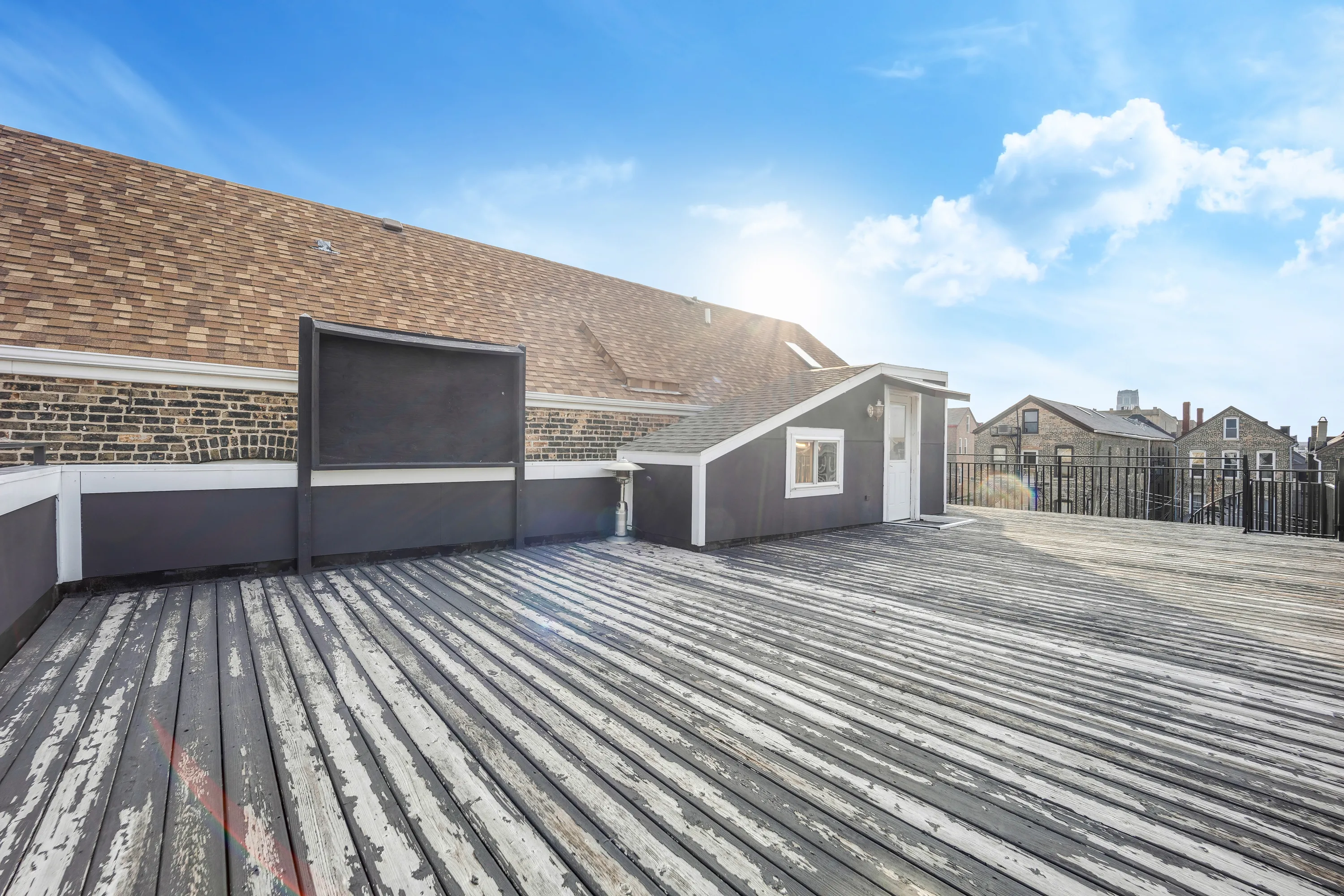 roof deck at 1317 W 18th Place Apartments in Pilsen, Chicago