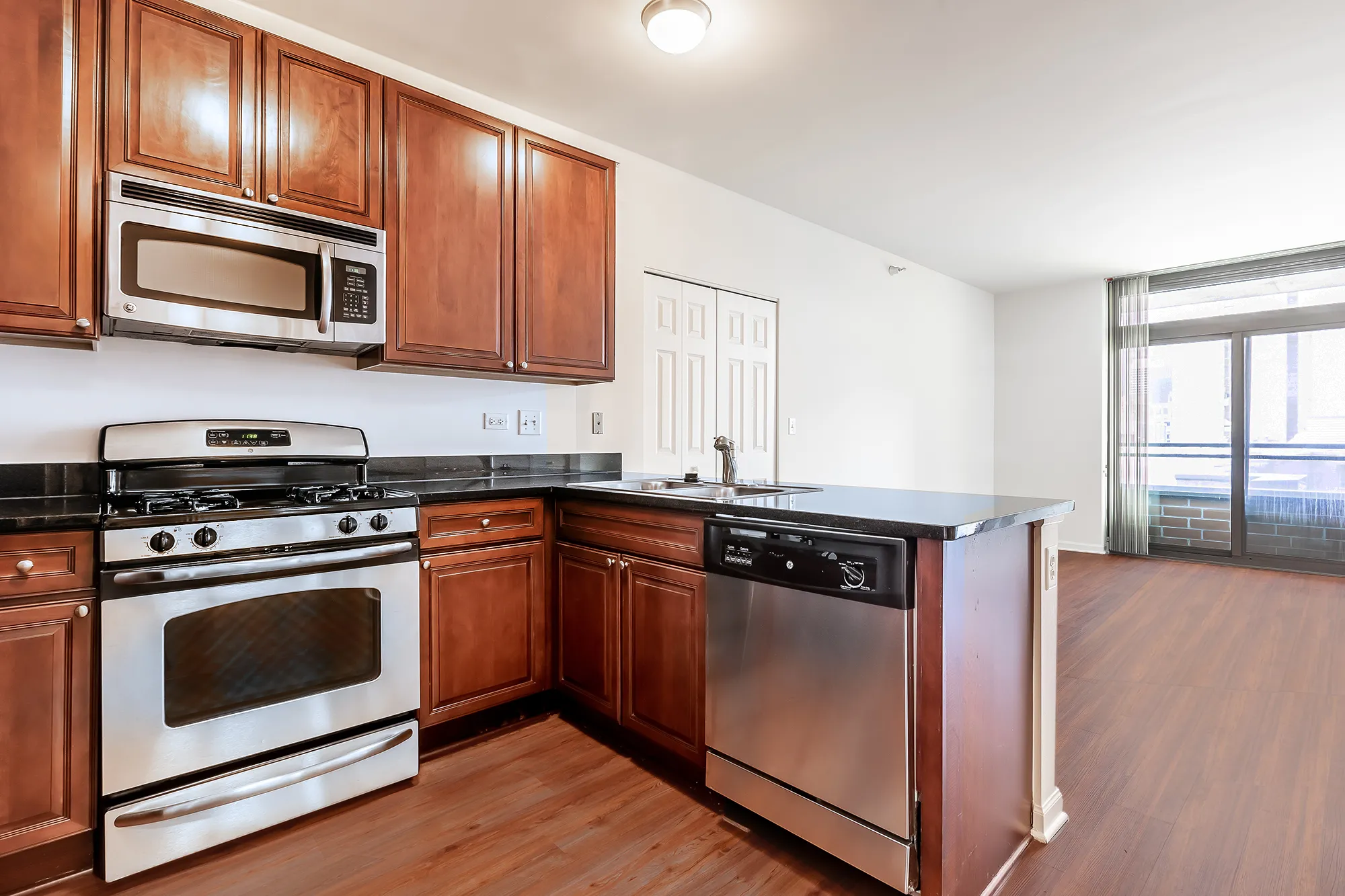 Astoria Tower Chicago Apartments in the South Loop