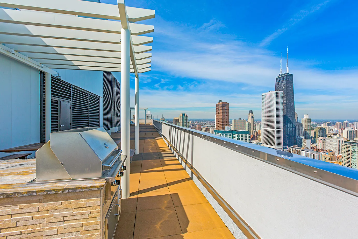 Rooftop Sundeck at Axis Apartments in Streeterville Chicago