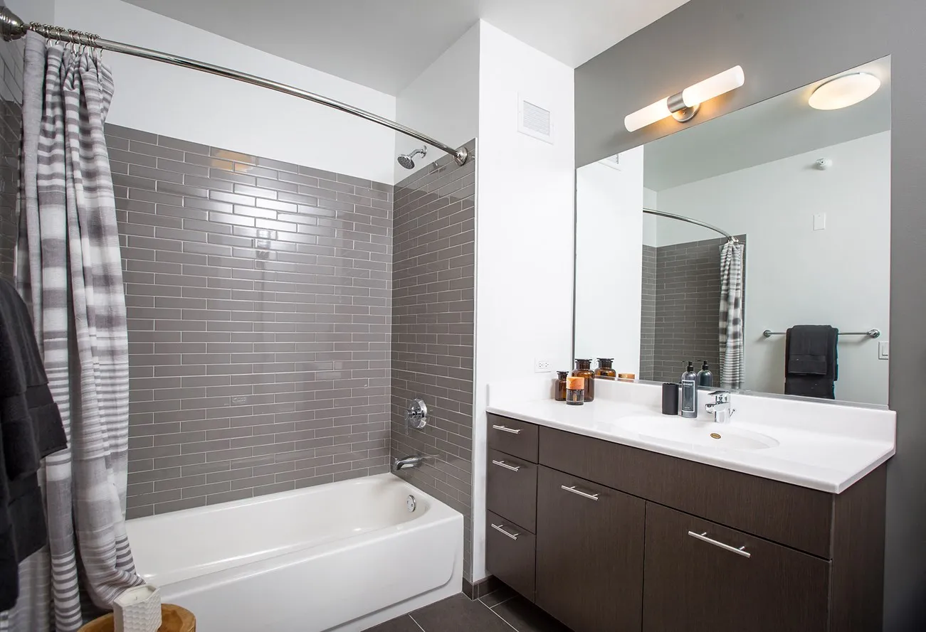 Gallery on Wells Apartments in River North Chicago bathroom