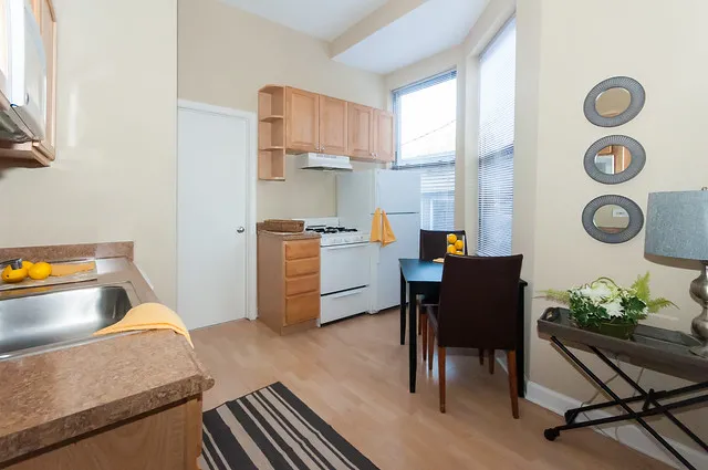 742 West Fullerton Apartments