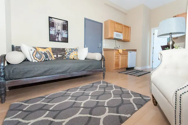 742 West Fullerton Apartments