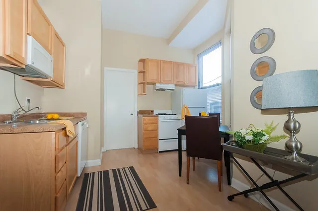 742 West Fullerton Apartments