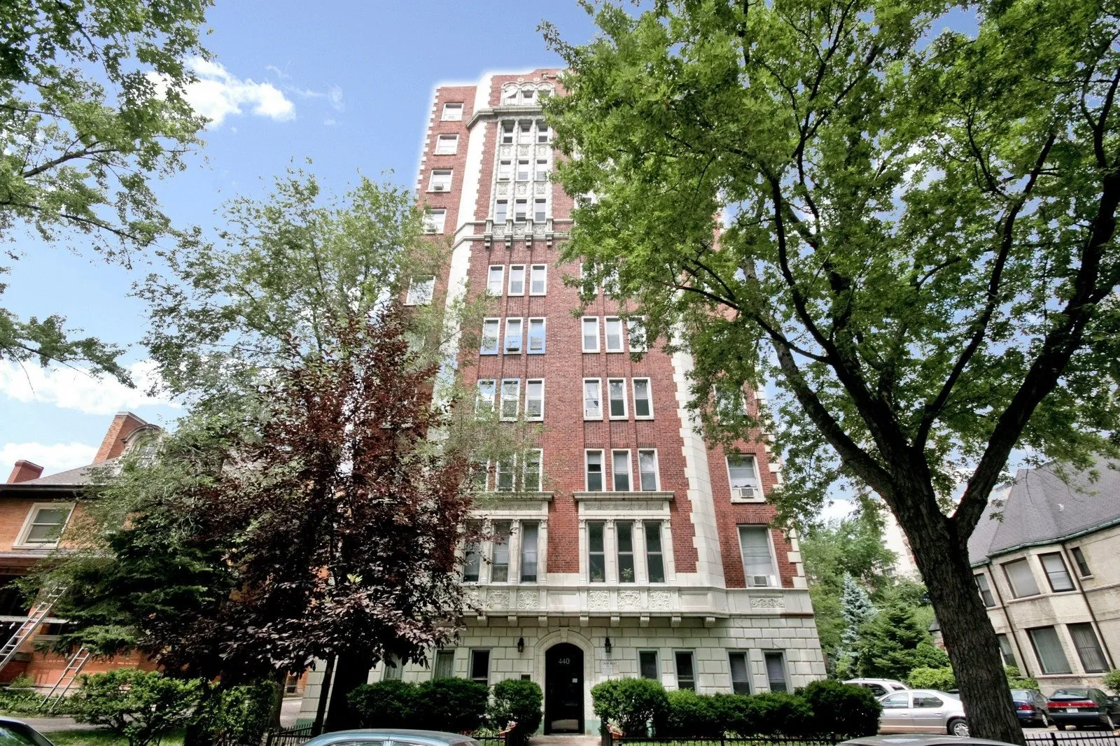 440 W Barry Apartments