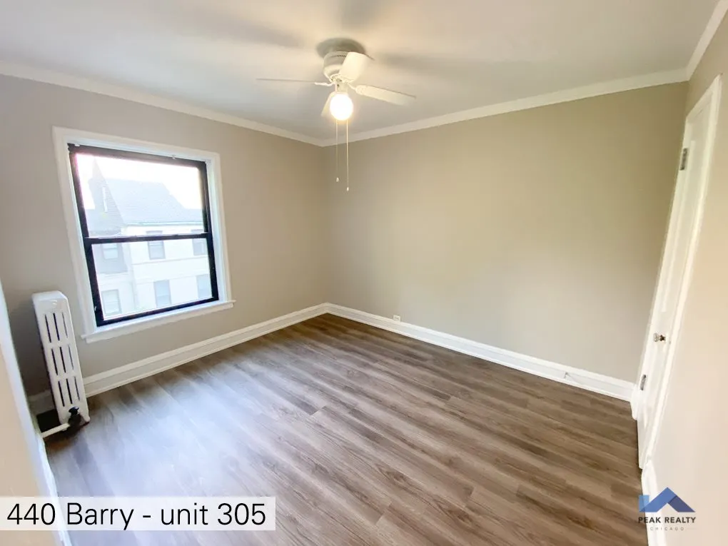 440 W Barry Apartments