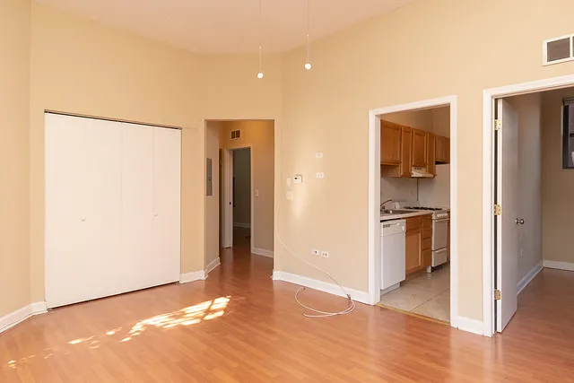 742 West Fullerton Apartments