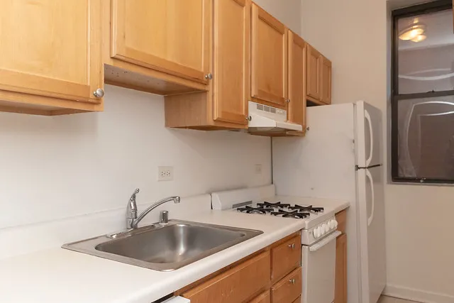 742 West Fullerton Apartments