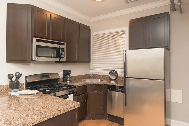 660 West Barry Apartments