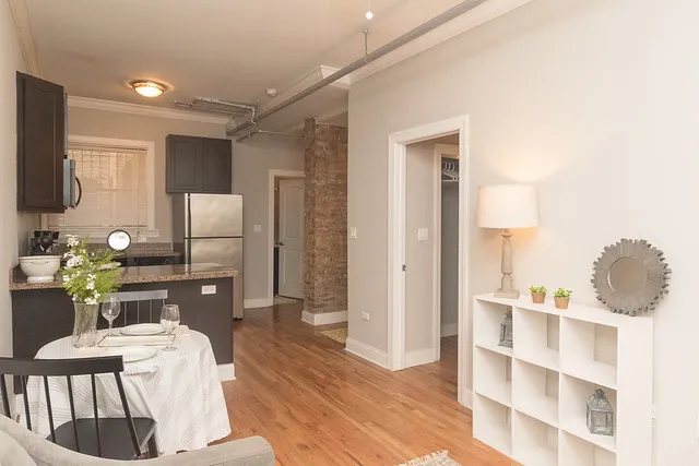 660 West Barry Apartments